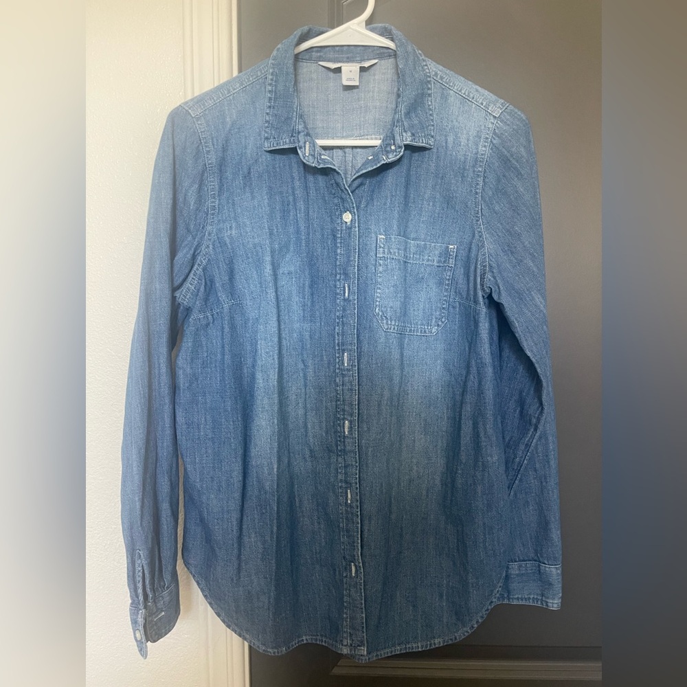 Old Navy
Classic Denim Shirt